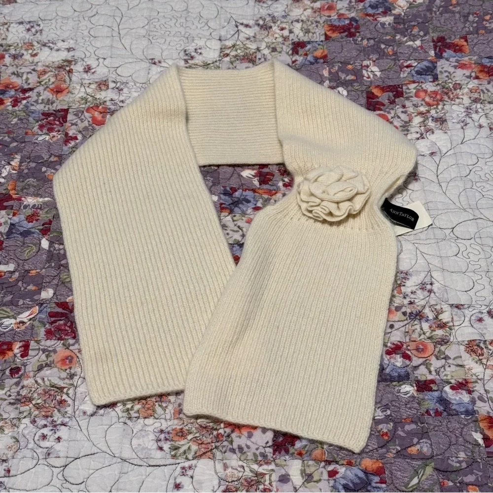 Ann Taylor Vintage Scarf🧣and Gloves - Picture 2 of 9